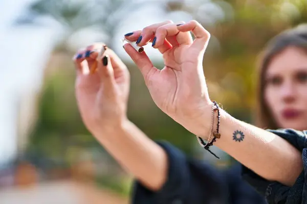 Joven Rubia Rompiendo Cigarrillo Parque — Foto de Stock