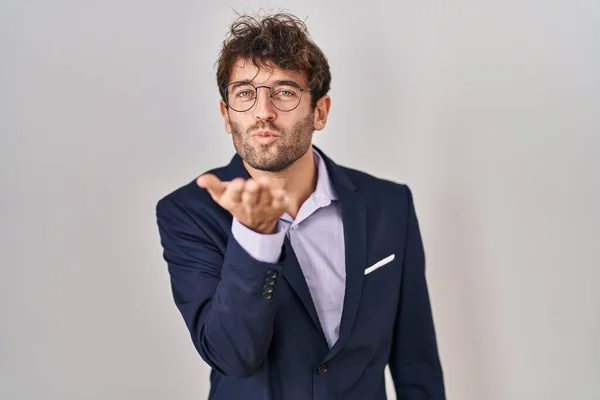 Spanyol Adamı Gözlüklü Kameraya Bakıp Havada Bir Öpücük Savuruyor Güzel — Stok fotoğraf