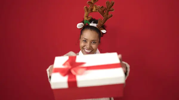 Afro Amerikaanse Vrouw Met Kerstcadeau Dragen Rendieren Oren Geïsoleerde Rode — Stockfoto