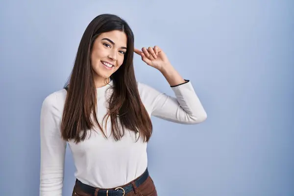 Young Brunette Woman Standing Blue Background Smiling Pointing Head One — Stock Photo, Image