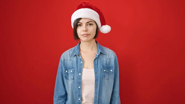 Νεαρή Καυκάσια Γυναίκα Στέκεται Σοβαρή Έκφραση Φορώντας Χριστουγεννιάτικο Καπέλο Πάνω — Φωτογραφία Αρχείου
