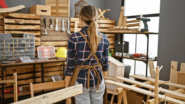 Entrancing Back View Young Blonde Carpenter Standing Backwards Wearing Her — Stock Photo, Image