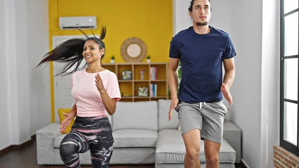 男男女女在家里做跳绳运动 — 图库照片