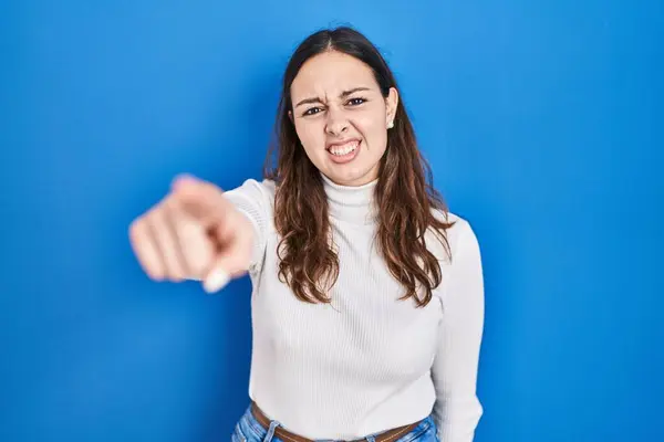 Young Hispanic Woman Standing Blue Background Pointing Displeased Frustrated Camera — Fotografia de Stock