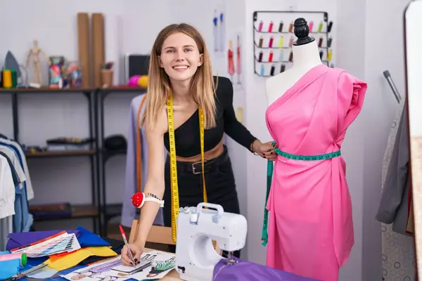 Joven Mujer Rubia Sastre Medición Vestido Dibujo Ropa Diseño Sastrería — Foto de Stock