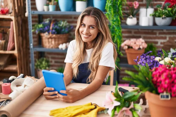 Young Blonde Woman Florist Smiling Confident Using Touchpad Florist — Fotografia de Stock