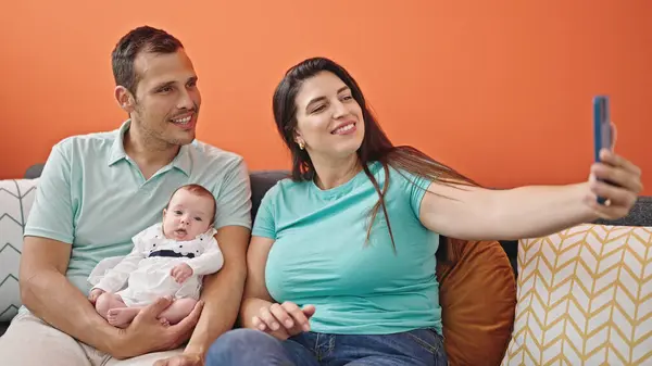 Família Três Tomando Selfie Sentado Sofá Casa — Fotografia de Stock