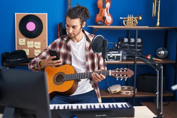Genç Spanyol Müzisyen Klasik Gitarı Müzik Stüdyosunda Akıllı Telefon Kullanarak — Stok fotoğraf