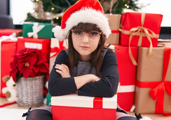 Rozkošná Hispánská Dívka Drží Dárek Sedí Podlaze Vánočního Stromku Nešťastným — Stock fotografie