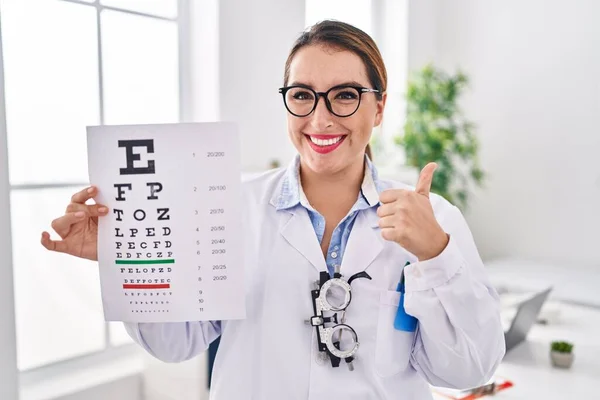 Jonge Spaanse Opticien Vrouw Met Medisch Onderzoek Glimlachend Positief Duim — Stockfoto