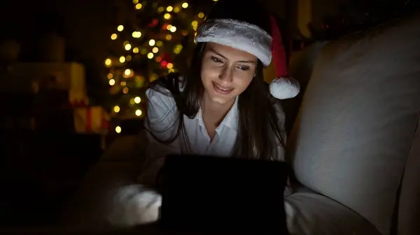 Young Beautiful Hispanic Woman Watching Video Touchpad Celebrating Christmas Home — Stock Photo, Image