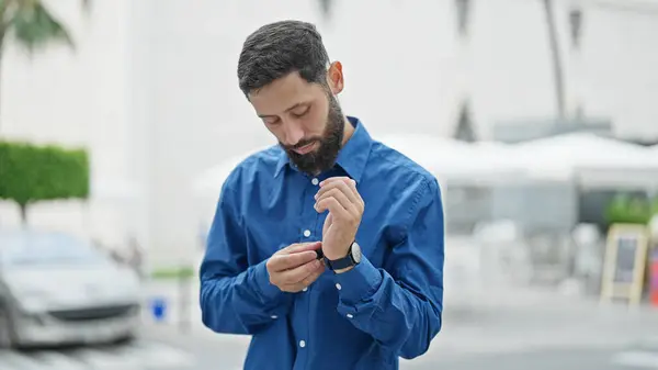 Молодий Іспаномовний Чоловік Бізнесмен Носить Годинник Вулиці — стокове фото
