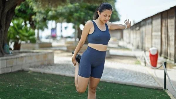Young Beautiful Hispanic Woman Wearing Sportswear Stretching Leg Park — Stock Photo, Image