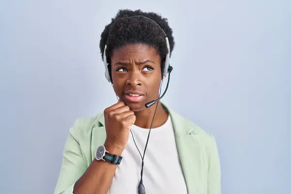 Wanita Afrika Amerika Yang Mengenakan Headset Agen Call Center Memikirkan — Stok Foto