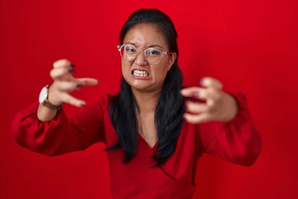 Asyalı Genç Bir Kadın Kırmızı Arka Planda Duruyor Öfkeyle Bağırıyor — Stok fotoğraf