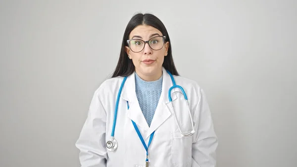 Genç Spanyol Kadın Doktor Soyutlanmış Beyaz Arka Planda Bilgisiz Duruyor — Stok fotoğraf