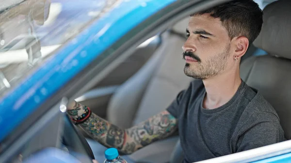 Mladý Hispánec Řidič Auto Uvolněným Výrazem Ulici — Stock fotografie