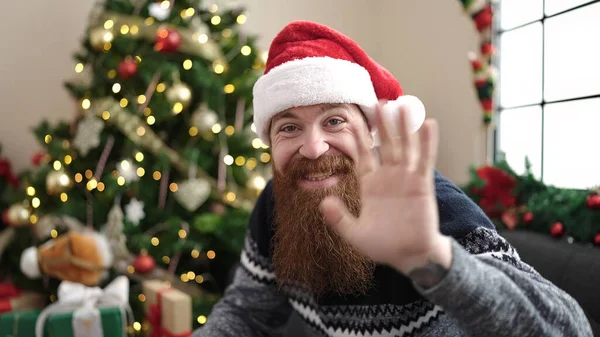 Νεαρός Κοκκινομάλλης Βιντεοκλήση Κάθεται Χριστουγεννιάτικη Διακόσμηση Στο Σπίτι — Φωτογραφία Αρχείου