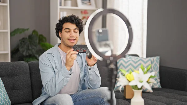 Mladý Latinský Muž Drží Joystick Nahrávání Video Tutorial Doma — Stock fotografie