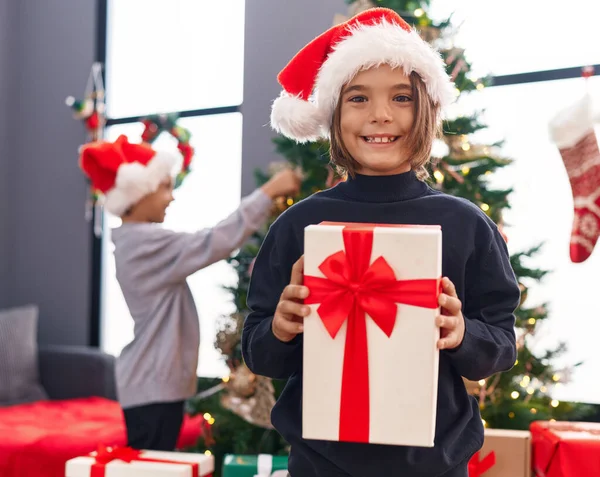 Noel Ağacını Süsleyen Sevimli Çocuklar Evde Hediye Tutuyorlar — Stok fotoğraf