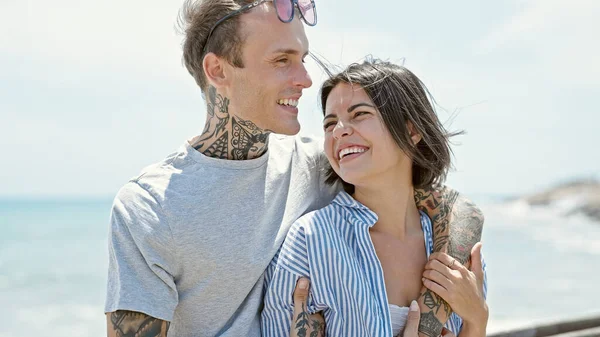 Mooi Paar Glimlachen Zelfverzekerd Knuffelen Elkaar Aan Zee — Stockfoto