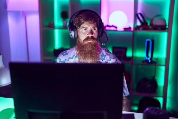 Young Redhead Man Streamer Playing Video Game Using Computer Gaming —  Fotos de Stock