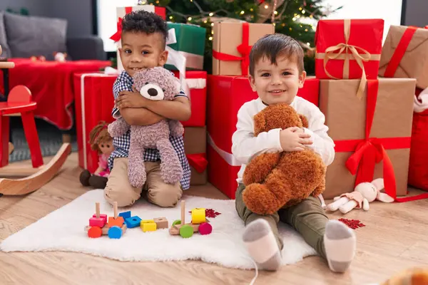 Adorabili Ragazzi Che Abbracciano Orsacchiotto Celebrando Natale Casa — Foto Stock
