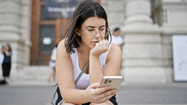 Joven Mujer Hispana Hermosa Usando Smartphone Las Calles Viena —  Fotos de Stock