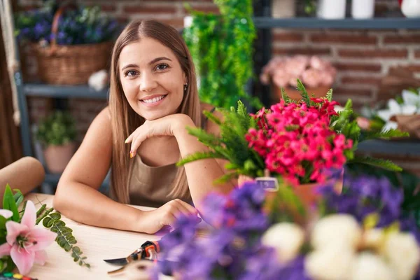 Jeune Belle Hispanique Femme Fleuriste Souriant Confiant Assis Sur Table — Photo