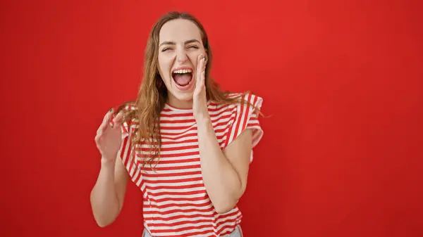 Jonge Blonde Vrouw Glimlachen Zelfverzekerd Schreeuwen Geïsoleerde Rode Achtergrond — Stockfoto