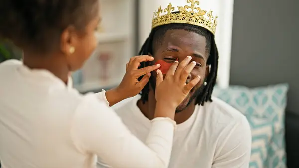 Afro Americanos Pai Filha Vestindo Rei Coroa Folgado Olhos Pad — Fotografia de Stock