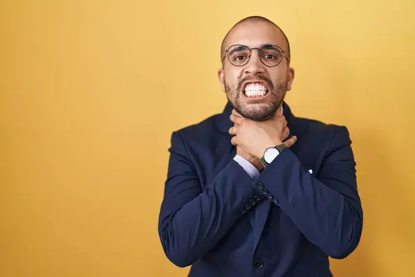 Hispanic Man Beard Wearing Suit Tie Shouting Suffocate Because Painful — Stock Photo, Image