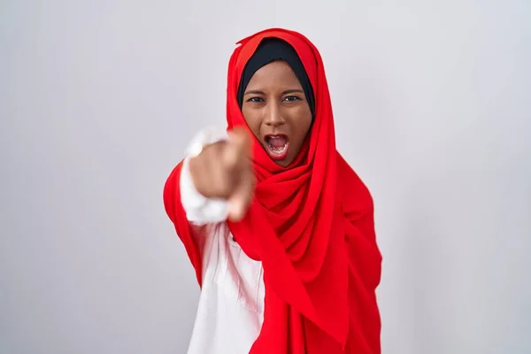 Young Arab Woman Wearing Traditional Islamic Hijab Scarf Pointing Displeased —  Fotos de Stock