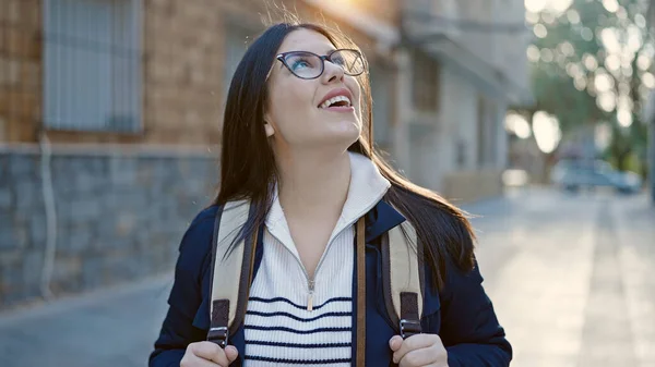 Jonge Spaanse Vrouw Toerist Dragen Rugzak Glimlachend Omhoog Kijken Naar — Stockfoto