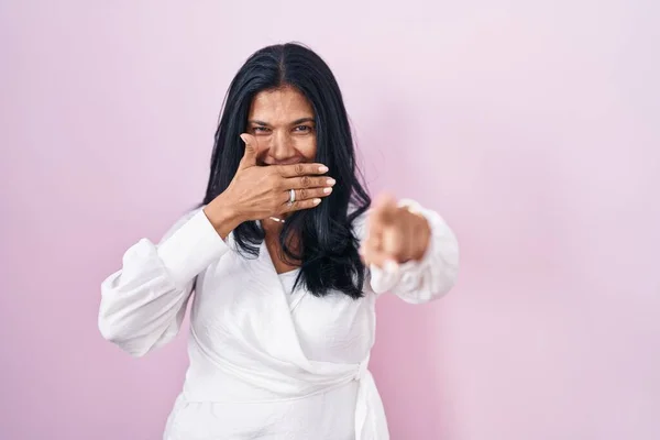 Mature Hispanic Woman Standing Pink Background Laughing You Pointing Finger — Stock Photo, Image