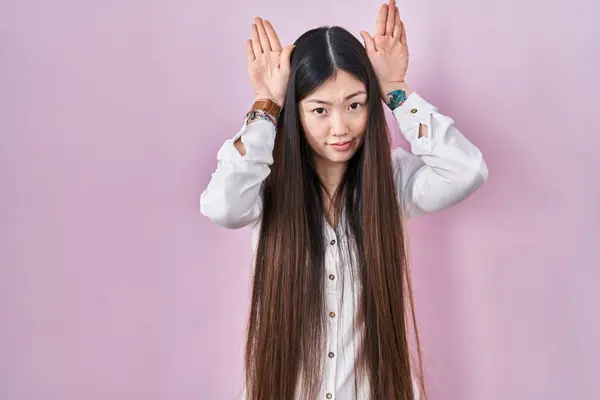 Chinese Jonge Vrouw Staan Roze Achtergrond Doen Konijnenoren Gebaar Met — Stockfoto