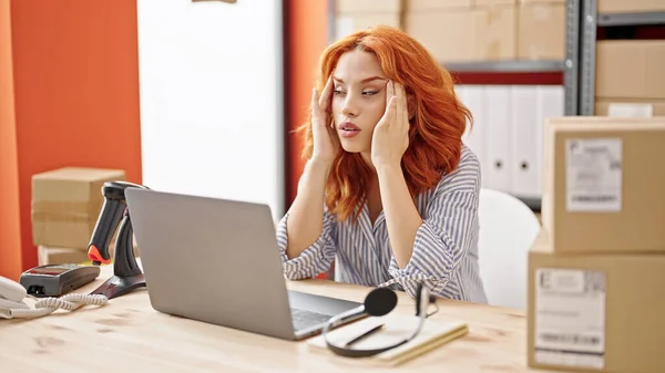 Young Redhead Woman Call Center Agent Working Stressed Office — Stock Photo, Image