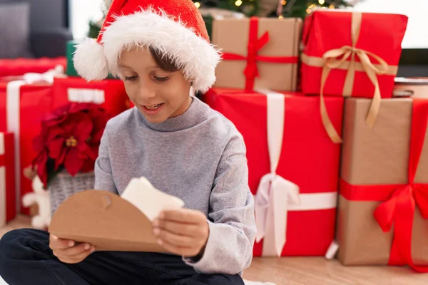 Sevimli Spanyol Çocuk Noel Baba Mektubunu Zarfa Koyup Evde Noel — Stok fotoğraf