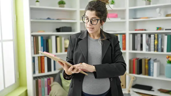 Young Pregnant Woman Teacher Reading Clipboard Explaining Lesson Library University — Stock Photo, Image