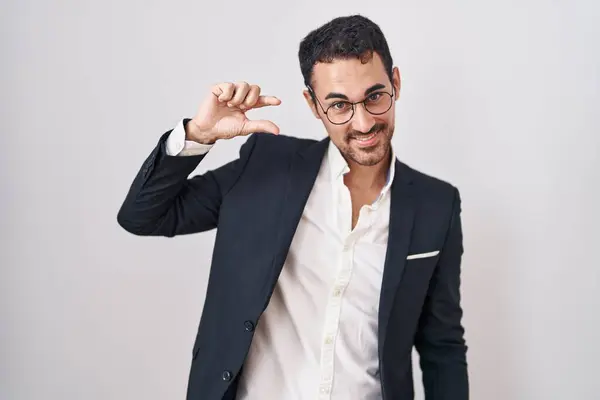 Bonito Homem Hispânico Negócios Sobre Fundo Branco Sorrindo Gestos Confiantes — Fotografia de Stock