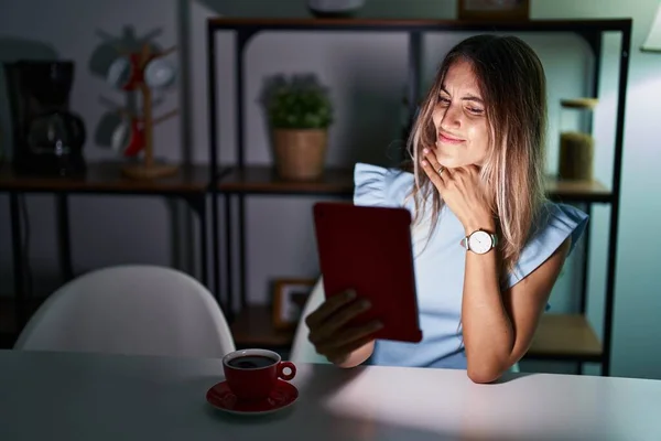 Junge Hispanische Frau Sitzt Nachts Mit Touchpad Auf Dem Tisch — Stockfoto