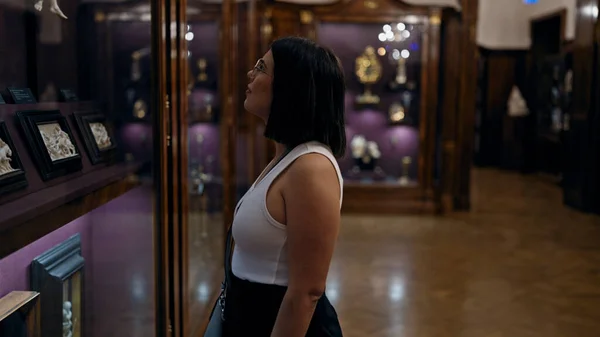 Молодая Красивая Латиноамериканка Смотрит Художественную Выставку Музее Императорских Сокровищ Вене — стоковое фото