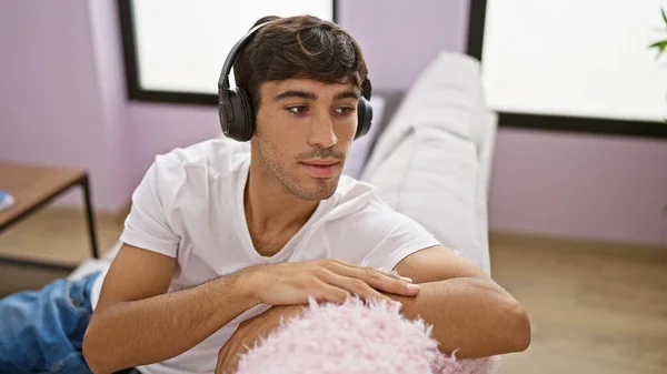Knappe Jonge Spaanse Man Ontspannen Luisteren Naar Muziek Zijn Bank — Stockfoto