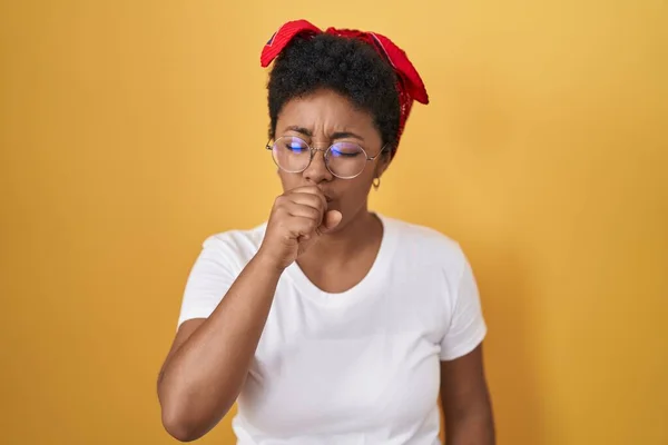 Jonge Afro Amerikaanse Vrouw Die Gele Achtergrond Staat Zich Onwel — Stockfoto
