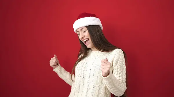 Νεαρή Όμορφη Ισπανίδα Που Φοράει Χριστουγεννιάτικο Καπέλο Χορεύοντας Πάνω Απομονωμένο — Φωτογραφία Αρχείου