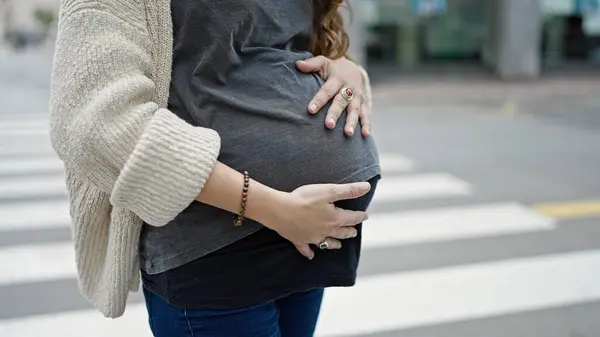 Νεαρή Έγκυος Γυναίκα Αγγίζει Την Κοιλιά Στο Δρόμο — Φωτογραφία Αρχείου