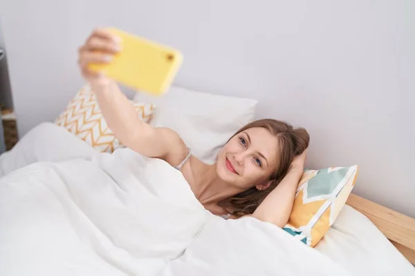 Νεαρή Καυκάσια Γυναίκα Κάνει Selfie Από Smartphone Ξαπλωμένη Στο Κρεβάτι — Φωτογραφία Αρχείου