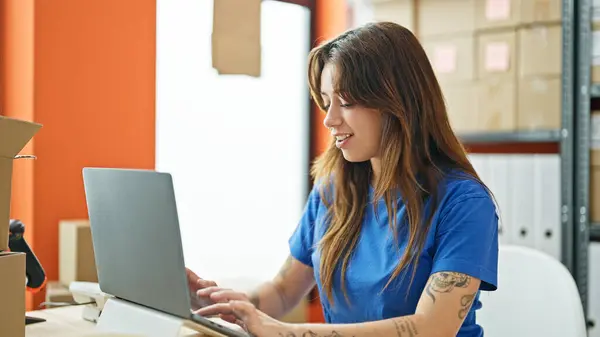 Young Beautiful Hispanic Woman Ecommerce Business Worker Using Laptop Working — 图库照片