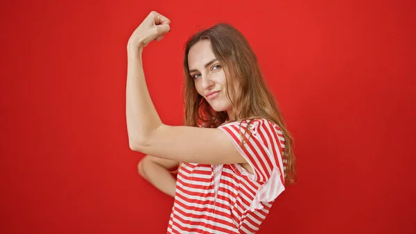 Jonge Blonde Vrouw Doen Sterke Gebaar Met Arm Geïsoleerde Rode — Stockfoto