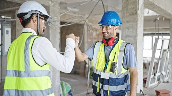 Dois Homens Construtores Sorrindo Confiantes Batendo Punhos Canteiro Obras — Fotografia de Stock